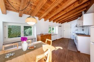 eine Küche und ein Esszimmer mit einem Tisch und Stühlen in der Unterkunft Appartamento molini in casa Daria in Gargnano