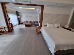 松树林酒店客房内的一张或多张床位