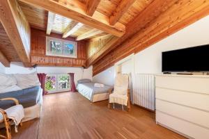 ein Wohnzimmer mit einem Flachbild-TV und einem Sofa in der Unterkunft Appartamento molini in casa Daria in Gargnano