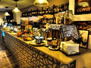 um balcão num bar com comida em Adelphi Boutique Hotel em Rabat