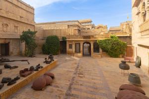 un patio de un edificio con palomas en el suelo en WelcomHeritage Mandir Palace, en Jaisalmer