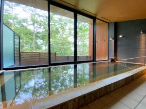 Bazén v ubytování Karuizawa Prince Hotel East nebo v jeho okolí