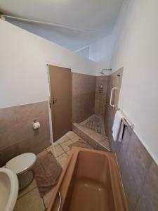 een badkamer met een bad, een toilet en een wastafel bij 38 Park Avenue, Desainger, Tongaat in Densainagar