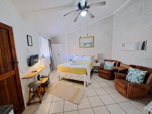 Densainagar38 Park Avenue, Desainger, Tongaat的一间带床的卧室和一间客厅