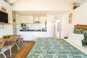 um quarto com uma cama grande e uma cozinha em Casas Casal Do Carvalhal - Agroturismo em Amares