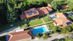 uma vista superior de uma casa com piscina em Casas Casal Do Carvalhal - Agroturismo em Amares