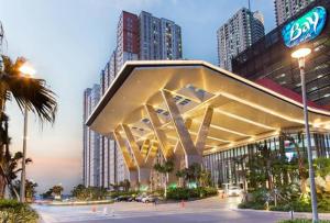 um grande edifício numa cidade com edifícios altos em Comfy Studio with Smart Tv&Fast Wifi @Baywalk Mall em Jakarta