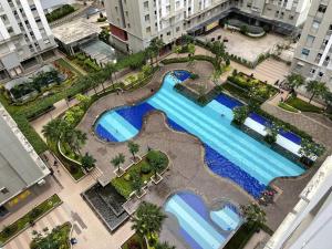 - une vue sur la piscine d'une ville dans l'établissement Comfy Studio with Smart Tv&Fast Wifi @Baywalk Mall, à Jakarta