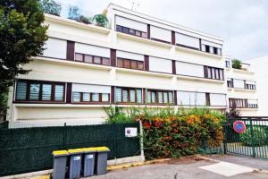 a building with two trash cans in front of it at L'Alex Solj-Studio spacieux en résidence avec parking privée - Easy check-in - Arrivée autonome in Évry-les-Châteaux