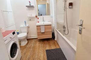 a bathroom with a sink and a toilet and a shower at L'Alex Solj-Studio spacieux en résidence avec parking privée - Easy check-in - Arrivée autonome in Évry-les-Châteaux +16 photos