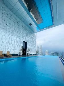 吉隆坡的住宿－Platinum 2 by DM Suites KLCC , Kuala Lumpur，一座大楼顶部的游泳池