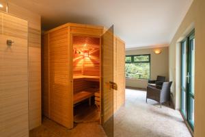 Cette chambre dispose d'un placard en bois et d'un bureau. dans l'établissement Hotel Krokus, à Pec pod Sněžkou
