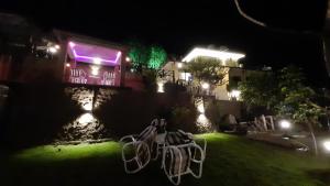 ein Haus mit Lichtern im Hof in der Nacht in der Unterkunft LEVEL FIVE ZERO in Murree