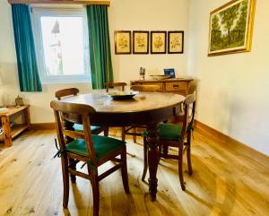 een eetkamer met een houten tafel en stoelen bij Sankt Moritz Chesa Ruinatsch 50 in St. Moritz