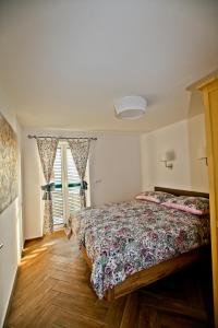 1 dormitorio con cama y ventana en Vila Loni en Zgornja Kungota