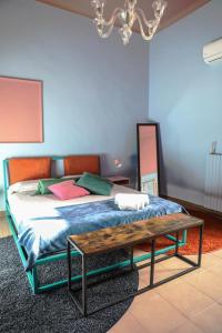 - une chambre avec un lit et une table en bois dans l'établissement The colors house, à Bari