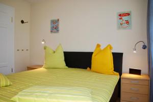 Un pat sau paturi într-o cameră la Bellevue-App-15