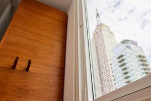 ventana con vistas a un edificio en Arlo NoMad, en Nueva York
