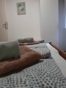 szereg łóżek z poduszkami w pokoju w obiekcie Portum vendégház w Siófoku