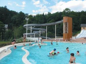 un grupo de personas nadando en una piscina en Appartemment situé a lacaune les bains, en Lacaune