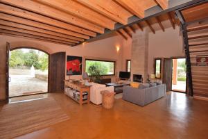salon z kanapą i stołem w obiekcie 019 Villa Nuria ET2369 by Mallorca Charme w mieście Muro