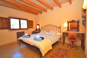 sypialnia z łóżkiem, biurkiem i lustrem w obiekcie 019 Villa Nuria ET2369 by Mallorca Charme w mieście Muro +37 zdjęć