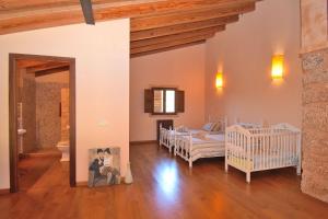 Łóżko lub łóżka w pokoju w obiekcie 019 Villa Nuria ET2369 by Mallorca Charme