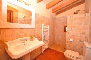 łazienka z umywalką, toaletą i lustrem w obiekcie 019 Villa Nuria ET2369 by Mallorca Charme w mieście Muro