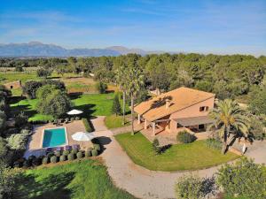 widok z lotu ptaka na dom z basenem w obiekcie 019 Villa Nuria ET2369 by Mallorca Charme w mieście Muro