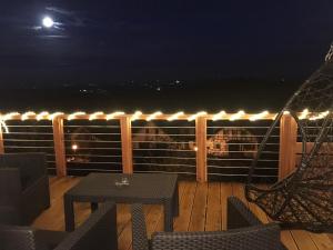 una terraza con mesa y sillas por la noche en Wundervolle Aussicht in bester Lage auf "Wolke7", en Stromberg