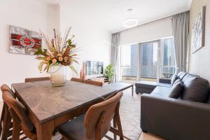 salon ze stołem i kanapą w obiekcie KeyHost - Elegant 2BR Central Towers - Dubai Marina - K3620 w Dubaju