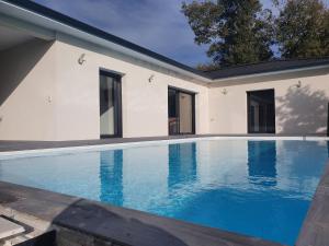 a swimming pool in the backyard of a house at Villa le Moulin in Unzent