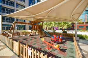 plac zabaw ze zjeżdżalnią i parasolem w obiekcie KeyHost - Elegant 2BR Central Towers - Dubai Marina - K3620 w Dubaju