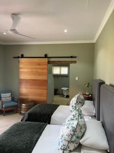 Ohrigstad的住宿－Ploughman’s Rest，一间带两张床的卧室和一间浴室