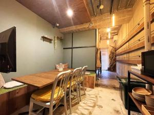 浜松市にある365BASE アウトドアホステルのダイニングルーム(木製テーブル、椅子付)
