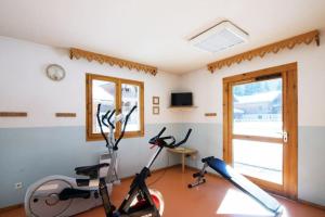 - une salle de sport avec 3 vélos d'exercice dans l'établissement Appartement cosy T3 4 à 6 pers avec Piscines Intérieure, Extérieure & Sauna à Samoëns en Haute-Savoie, à Samoëns