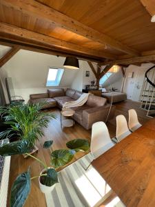 a living room with a couch and a table at Wohlfühl Loft - Seenähe, Netflix, Boxspringbett, Küche in Bregenz