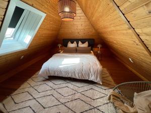 ein Schlafzimmer mit einem Bett im hölzernen Dachgeschoss in der Unterkunft Wohlfühl Loft - Seenähe, Netflix, Boxspringbett, Küche in Bregenz