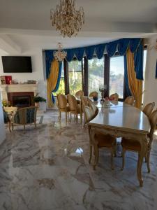 ein Esszimmer mit Tisch und Stühlen in der Unterkunft FLORENA HOUSE in Pecineaga