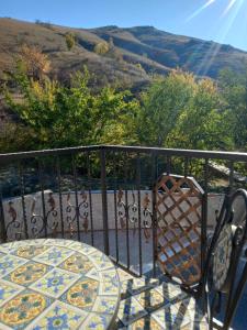 Ein Tisch und Stühle auf einem Balkon mit Aussicht in der Unterkunft FLORENA HOUSE in Pecineaga
