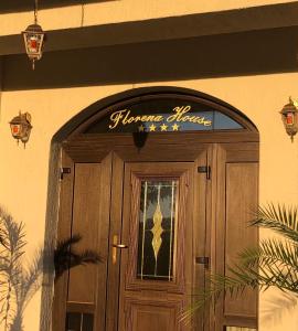 eine Tür zu einem Heimbüro mit einem Schild darüber in der Unterkunft FLORENA HOUSE in Pecineaga