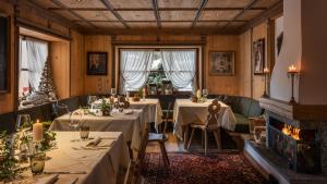 Reštaurácia alebo iné gastronomické zariadenie v ubytovaní Romantik Hotel Santer