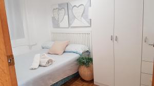 a small bedroom with a bed with towels on it at Apartamento Cartellà 3 habitaciones in Barcelona