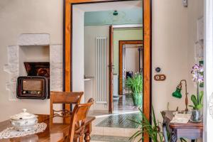 einen Spiegel im Wohnzimmer mit einem Tisch und Stühlen in der Unterkunft Palazzo Stunis - Dimora di Charme in Ostuni