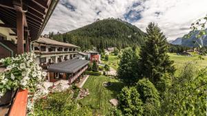 un balcone con vista su un resort con montagna di Romantik Hotel Santer a Dobbiaco