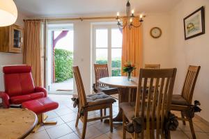 Una sala de estar con una mesa y sillas y una ventana. en Vineta-App-02, en Heringsdorf 10 fotos más