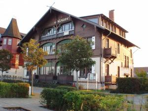 a large wooden house with a gambrel at Strandklause-App-04 in Seebad Bansin in Heringsdorf