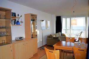 a kitchen and living room with a table and a dining room at Strandoase-Whg-13 in Heringsdorf