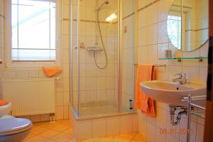 a bathroom with a shower and a sink and a toilet at Strandoase-Whg-13 in Heringsdorf