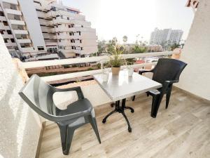 una mesa y sillas en el balcón de un edificio en Studioapartment Borinquen, en Playa Fañabe